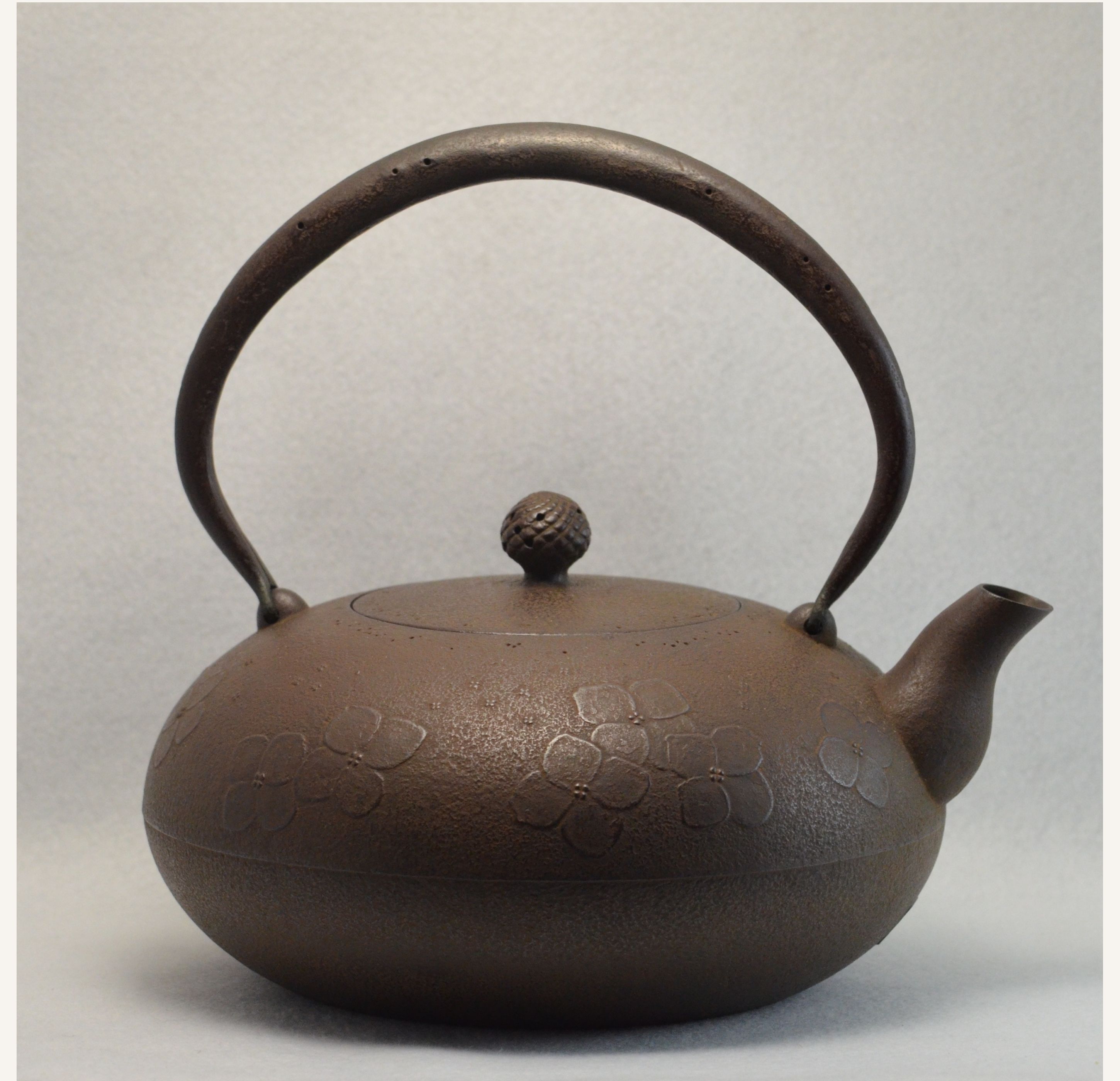 紫陽花紋布団形鉄瓶の写真